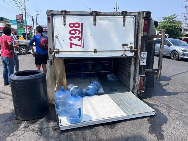 Vuelca camioneta repartidora de garrafones de agua en la colonia Tejería en Veracruz