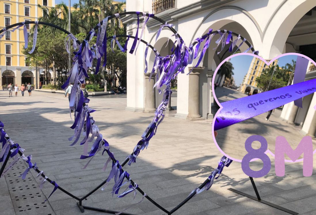 Colocan corazón de mensajes en conmemoración por el Día de la Mujer en el Zócalo de Veracruz