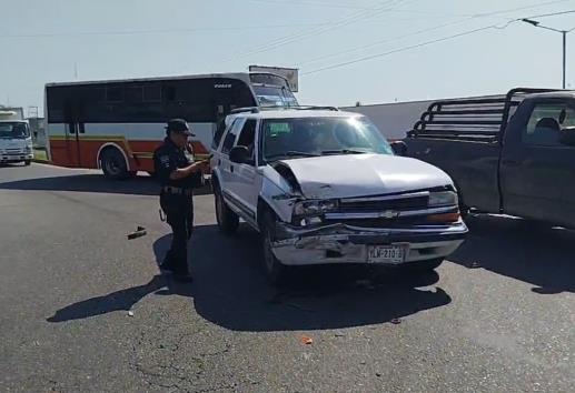Accidente en la carretera federal Martínez-San Rafael deja solo daños materiales