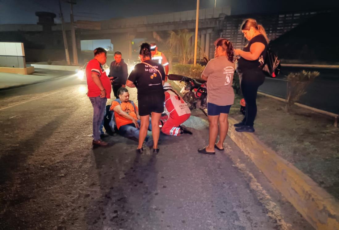 Motociclista derrapa sobre la Veracruz – Xalapa, lo auxilian y le roban el celular