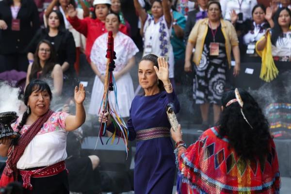Mujeres indígenas entregan bastón de mando a Claudia Sheinbaum por el 8M