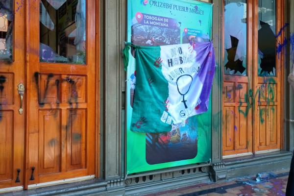 Marcha del 8M en Orizaba, marcada por enfrentamientos y vandalismo (+VIDEO)