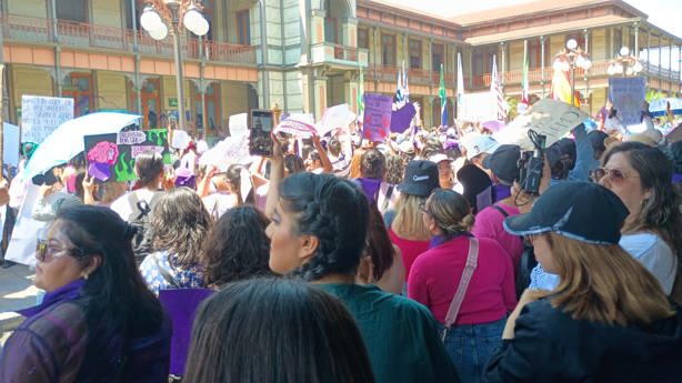 Marcha del 8M en Orizaba, marcada por enfrentamientos y vandalismo (+VIDEO)