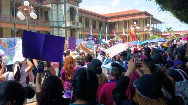 Marcha del 8M en Orizaba, marcada por enfrentamientos y vandalismo (+VIDEO)