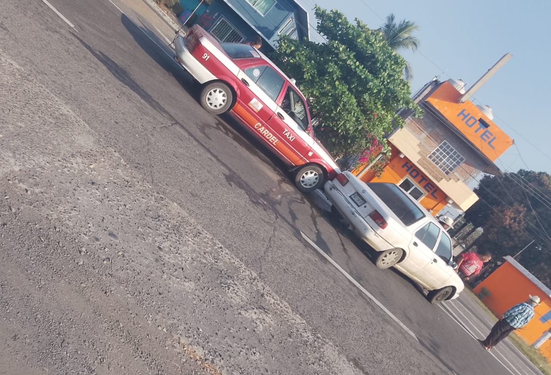 Taxi impacta a auto particular en  Cardel; sólo hubo daños materiales