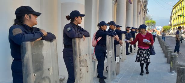 Blindan bancos, negocios, Catedral, Palacio de Gobierno y SSP por marcha del 8M en Xalapa