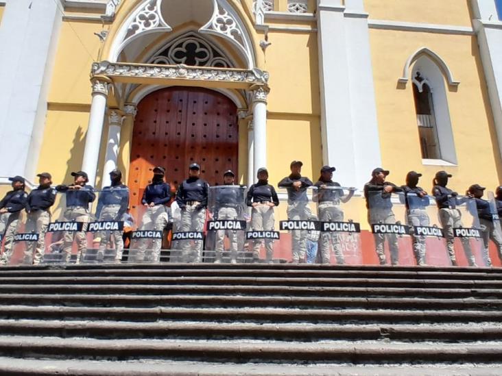 Blindan bancos, negocios, Catedral, Palacio de Gobierno y SSP por marcha del 8M en Xalapa