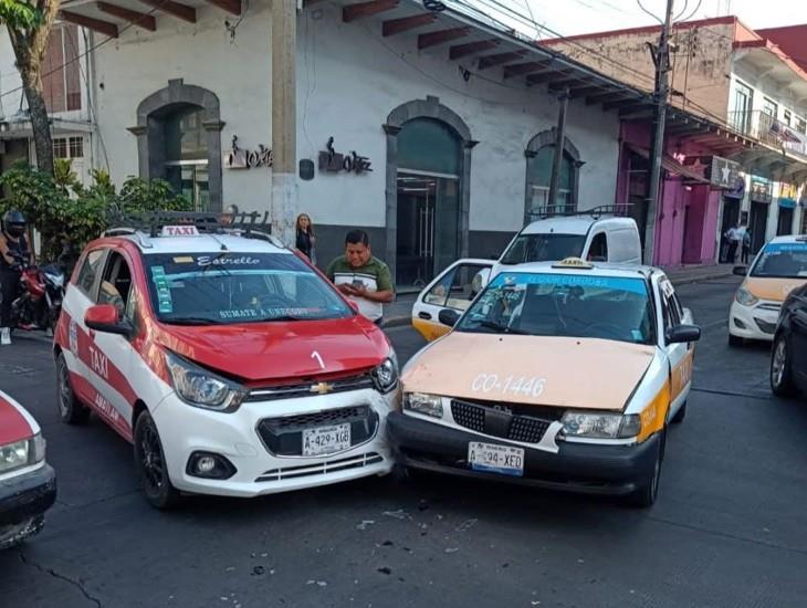 Choque de taxis en pleno centro de Córdoba deja tres heridos