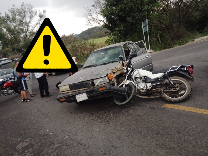 ¡Le salió de la nada! Motociclista lesionado tras impactarse con auto en la Xalapa-Alto Lucero