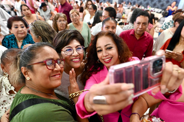 Rosa María Hernández Espejo reconoce a mujeres destacadas en evento del 8M en Veracruz