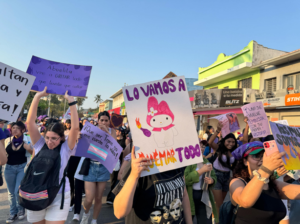 Cientos de mujeres marchan este 8M en Veracruz para exigir justicia | VIDEO