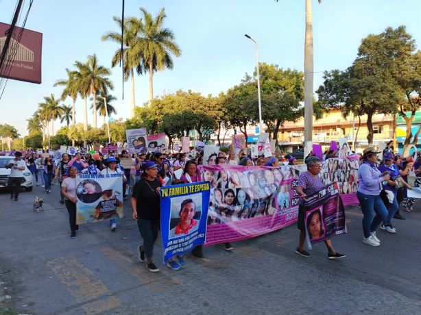 8M en Poza Rica: En marcha, feministas piden un alto a la desaparición de mujeres