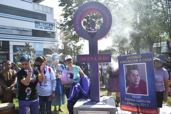 8M: Develan Anti Monumenta frente al Teatro del Estado en Xalapa (+Video)
