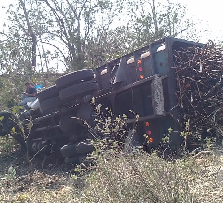 Camión cañero se vuelca en la carretera Nautla-Cardel; no hubo lesionados