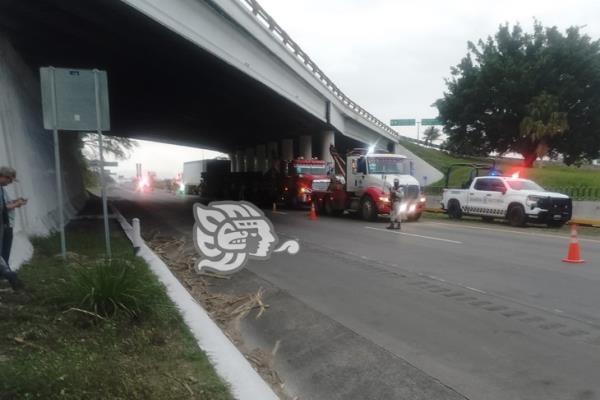 Vuelca tráiler cargado con bultos de azúcar en el libramiento de Amatlán