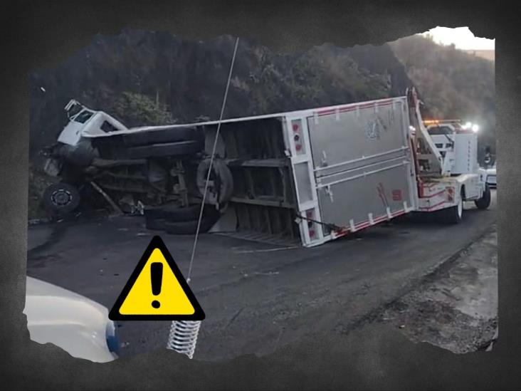 Vuelca tractocamión en la autopista Puebla-Orizaba