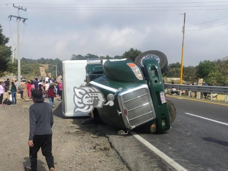 Vuelca tráiler en la Orizaba-Puebla y rapiña roba toda la carga