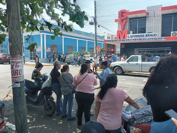 Militantes del PAN de Veracruz acudieron a la sede municipal para votar y elegir al candidato a la alcaldía porteña