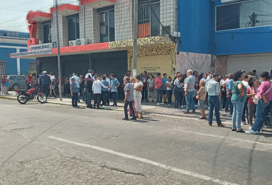 Militantes del PAN de Veracruz acudieron a la sede municipal para votar y elegir al candidato a la alcaldía porteña