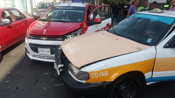 Choque de taxis en pleno centro de Córdoba deja tres heridos