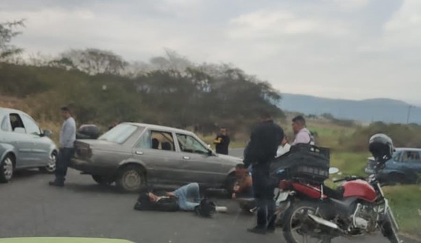 ¡Le salió de la nada! Motociclista lesionado tras impactarse con auto en la Xalapa-Alto Lucero