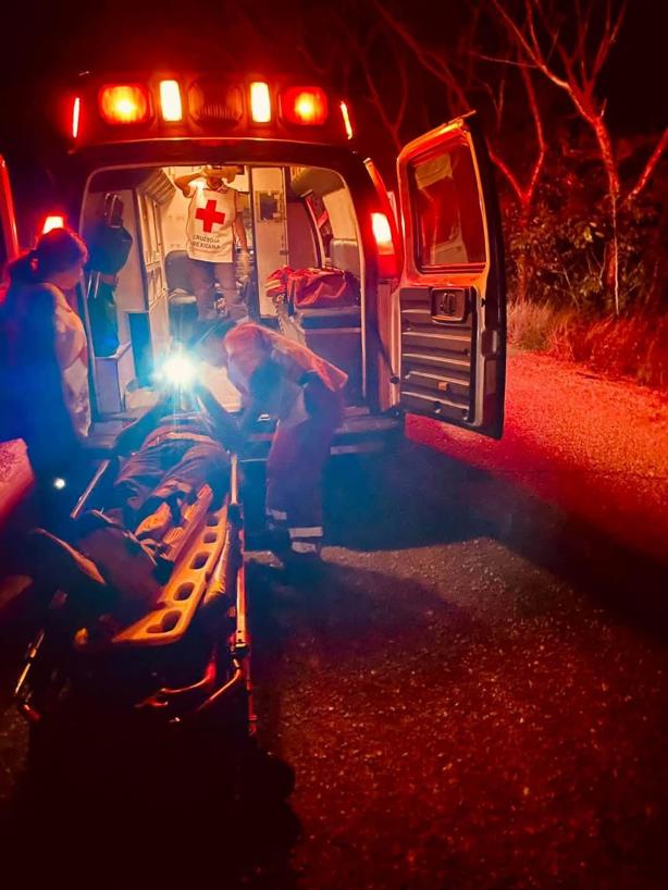 Motociclista cae a barranco, esperó cinco horas para ser rescatado