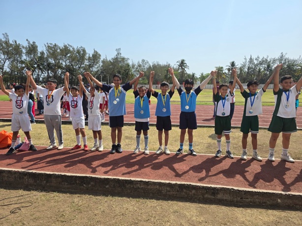 Intensa actividad de atletismo en Educación Física