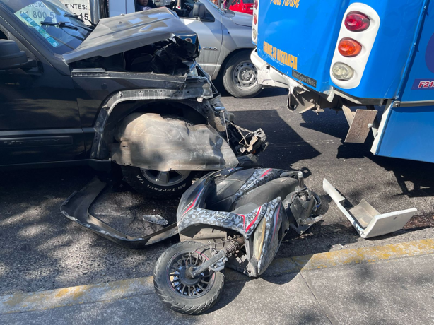 Motociclista sobrevive tras quedar atrapada entre camioneta y autobús en Veracruz