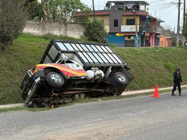 Camioneta de mudanza termina en la cuneta en Tlapacoyan