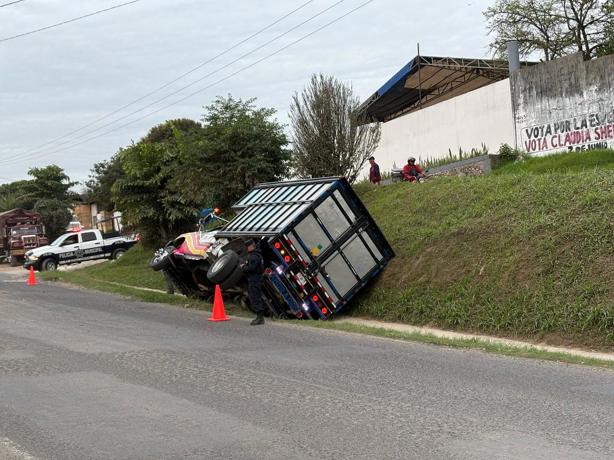 Camioneta de mudanza termina en la cuneta en Tlapacoyan