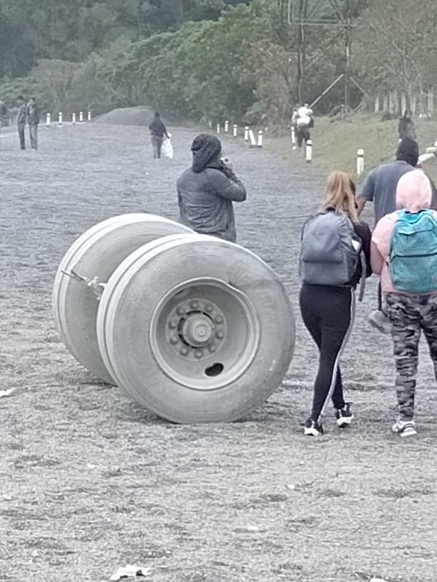 Tráiler sin frenos vuelca en el Libramiento Xalapa-Perote