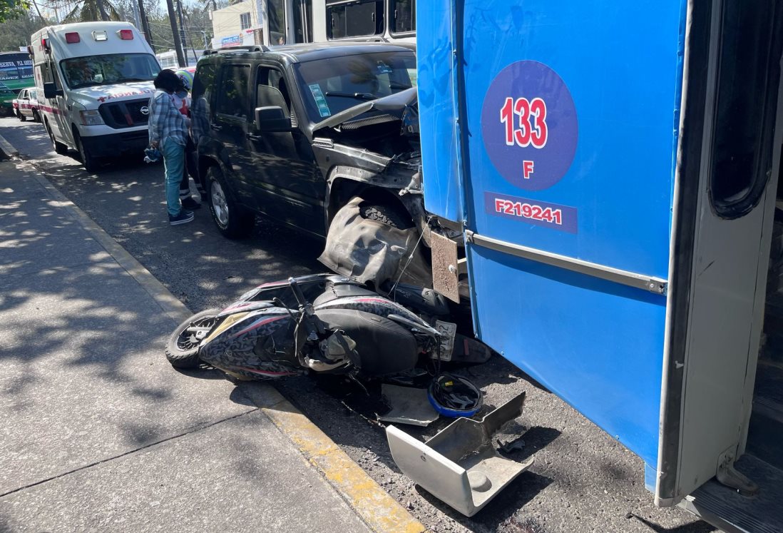 Motociclista sobrevive tras quedar atrapada entre camioneta y autobús en Veracruz