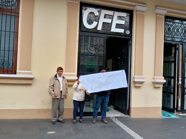 Protestan en oficinas de la CFE en Orizaba; por cobros excesivos