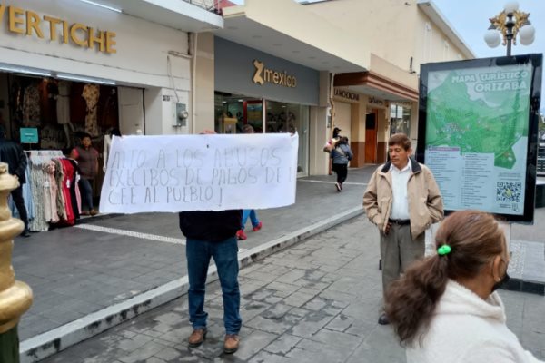 Protestan en oficinas de la CFE en Orizaba; por cobros excesivos
