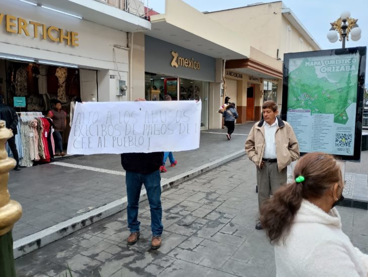 Protestan en oficinas de la CFE en Orizaba; por cobros excesivos