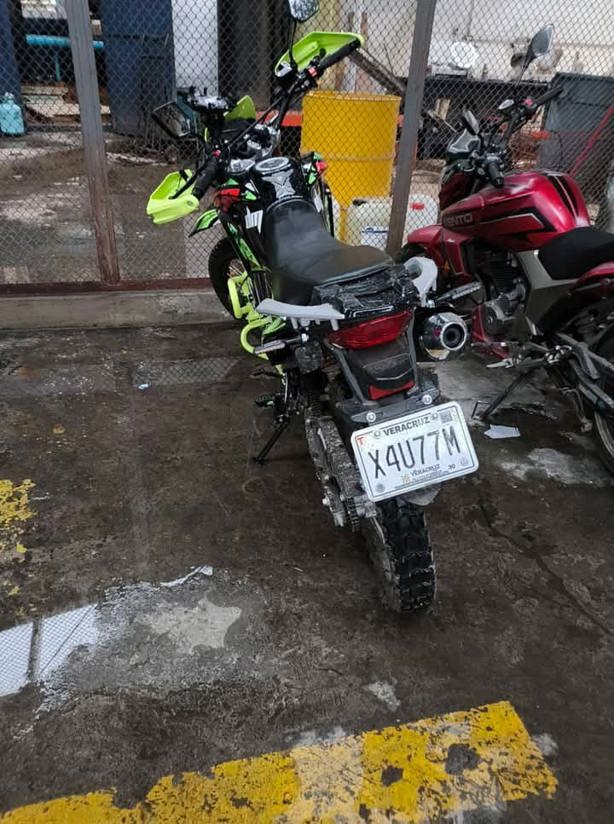 Roban motocicleta en estacionamiento de supermercado de Boca del Río