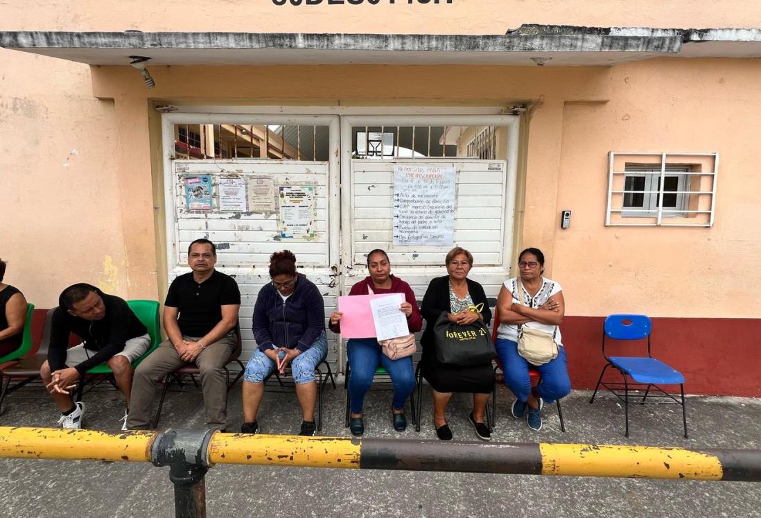 Padres de familia de escuela en Boca del Río se manifiestan por imposición de un director