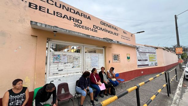 Padres de familia de escuela en Boca del Río se manifiestan por imposición de un director