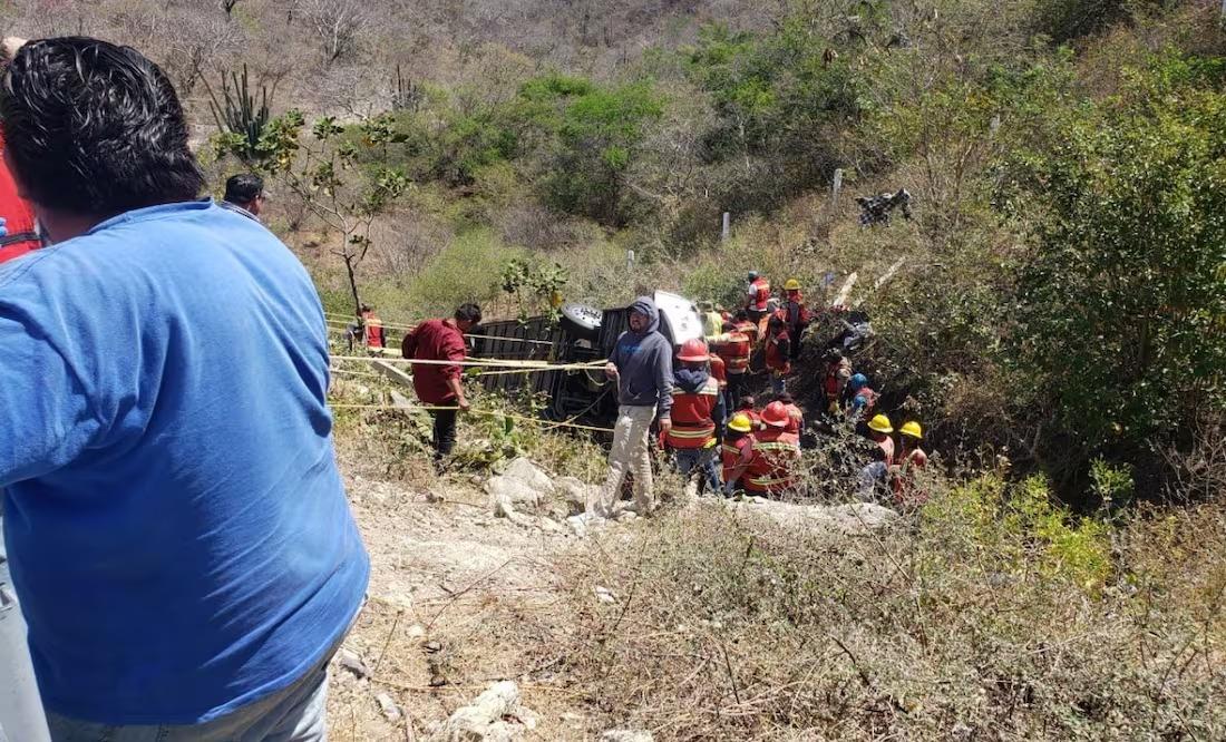 Mueren 11 personas tras volcadura de autobús en Oaxaca