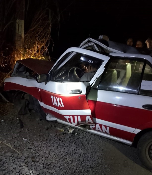 Un muerto y dos lesionados tras choque de taxi contra poste de la CFE en San Andrés Tuxtla