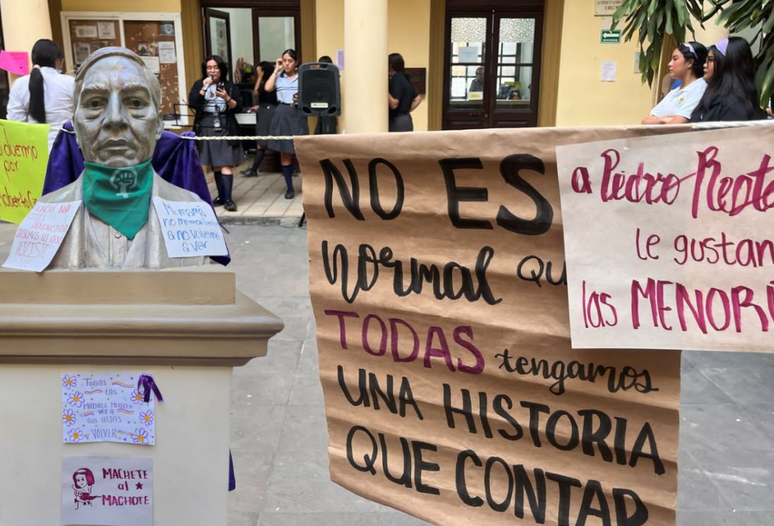 Alumnas exhiben en tendedero a presuntos acosadores en Bachilleres de Veracruz