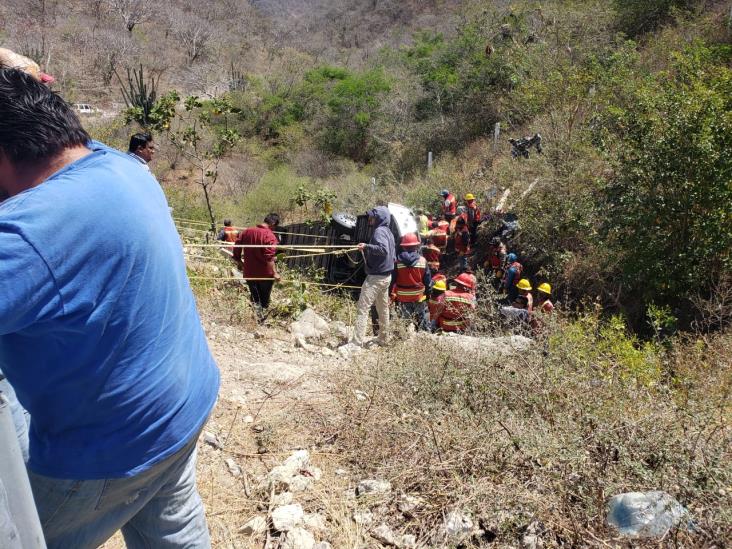 Sube a 18, saldo de víctimas de accidente de autobús con militantes de Morena