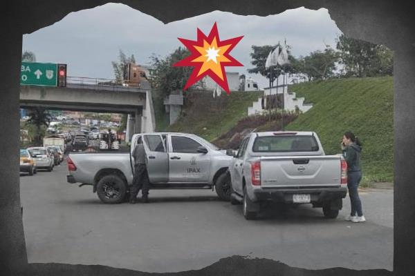Camioneta del IPAX protagoniza choque en distribuidor El Diamante de Córdoba