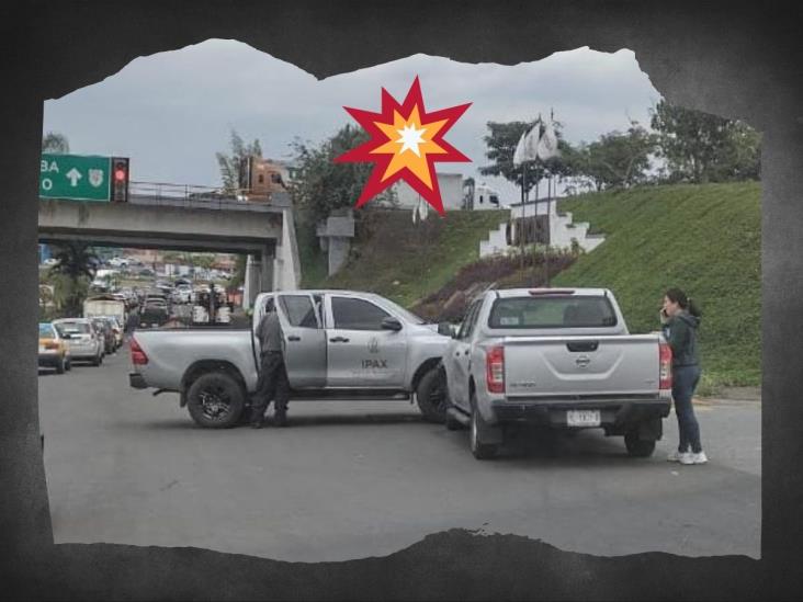 Camioneta del IPAX protagoniza choque en distribuidor El Diamante de Córdoba