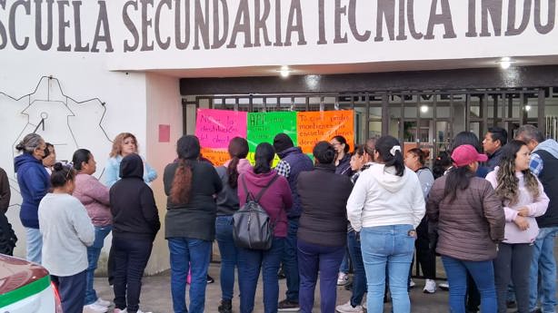 Disputa en la Técnica 74 de Ixtaczoquitlán: padres contra sindicato por regreso de director