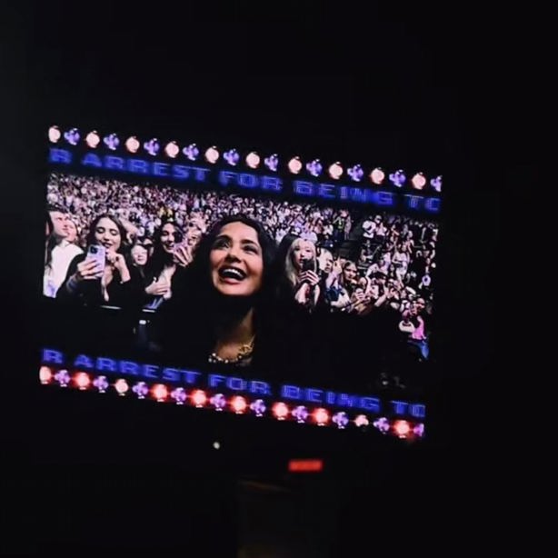 La veracruzana Salma Hayek es "arrestada" durante concierto de Sabrina Carpenter | VIDEO