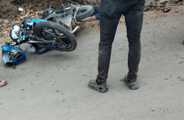 Arrollan a motociclista en Carrillo Puerto, dejándolo severamente lesionado