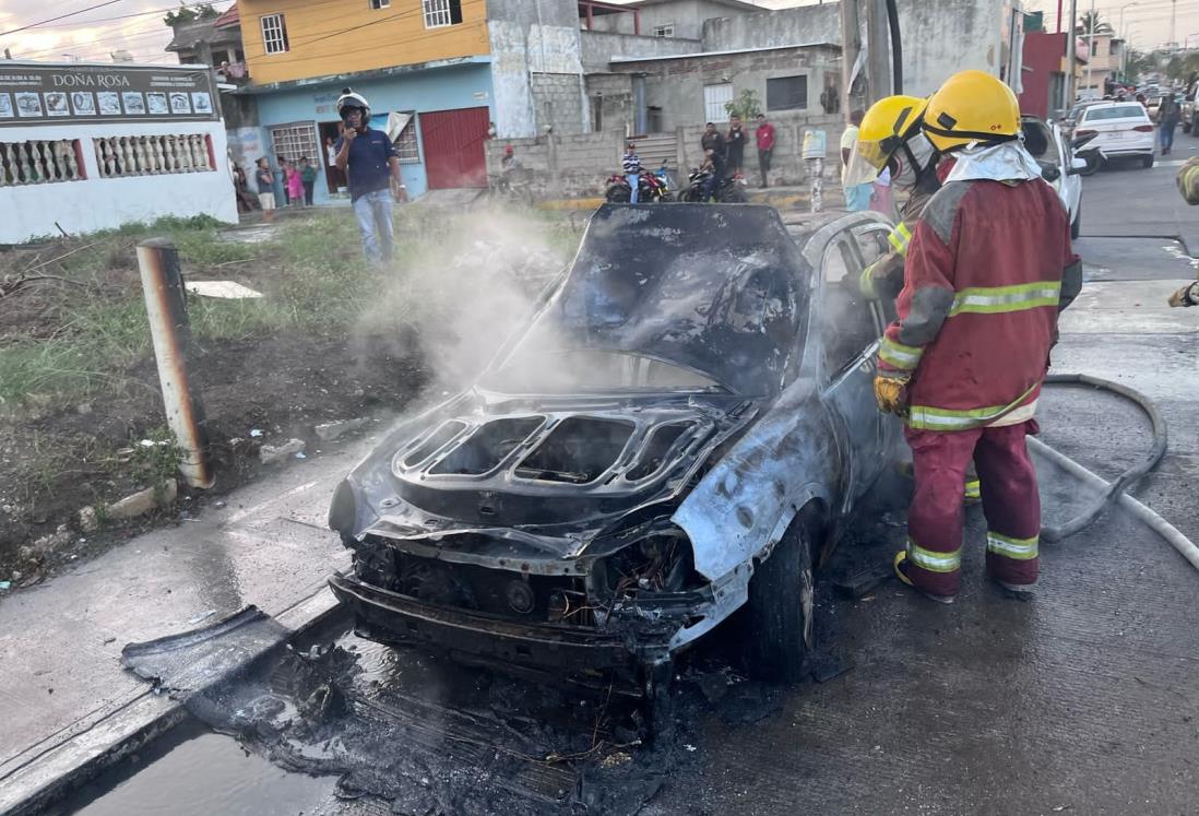 Se incendia auto en la colonia Villa Rica en Boca del Río | VIDEO