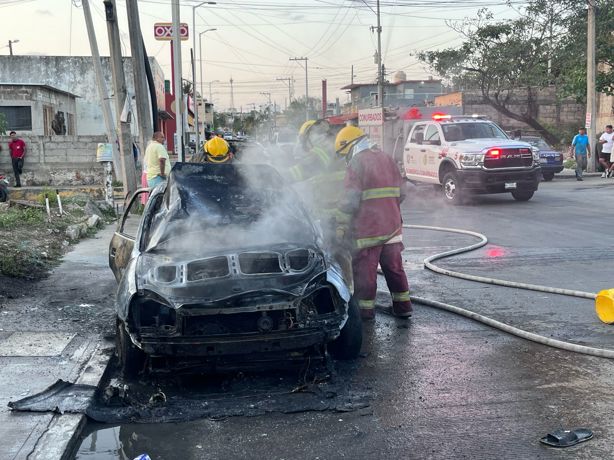 Se incendia auto en la colonia Villa Rica en Boca del Río | VIDEO