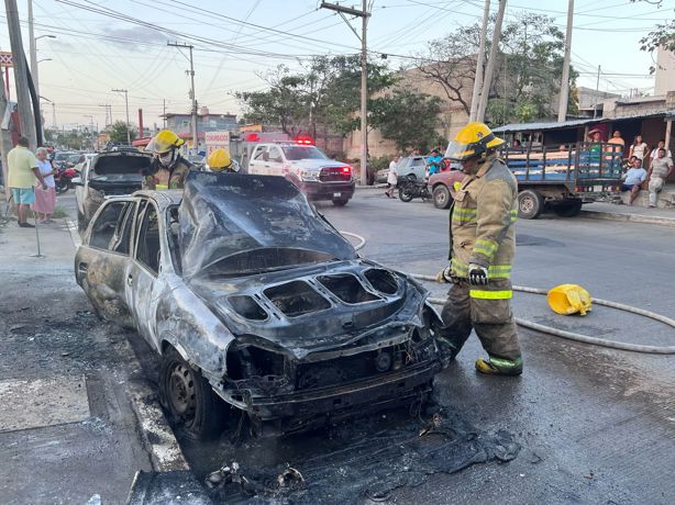 Se incendia auto en la colonia Villa Rica en Boca del Río | VIDEO